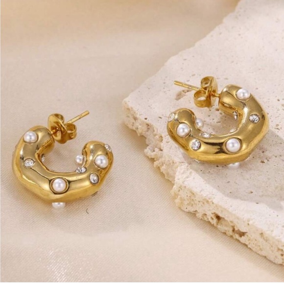 18K Gold Plated Stainless Steel Pearl Hoops Earrings - Picture 4 of 7